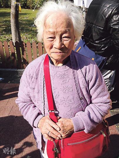 90歲的麥婆婆昨日到維園實體票站投票,她說,希望在有生之年見證普選落實,健步如飛的她之後參加民陣的遊行。(楊康琪攝)昨在維園實體票站的現場,有市民稱手機Android App電子投票系統擠塞,等了數小時也不能投票,只好到實體票站投票。(劉焌陶攝) 90歲的麥婆婆昨日到維園實體票站投票,她說,希望在有生之年見證普選落實,健步如飛的她之後參加民陣的遊行。(楊康琪攝)昨在維園實體票站的現場,有市民稱手機Android App電子投票系統擠塞,等了數小時也不能投票,只好到實體票站投票。(劉焌陶攝)