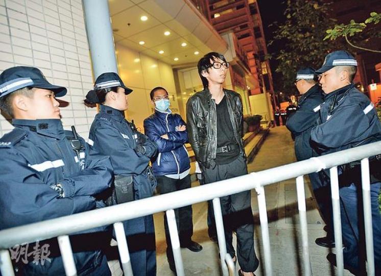 早前強闖解放軍總部的「香港人優先」成員招顯聰(中)昨午在筲箕灣附近被捕,到晚上11時許獲保釋,離開中區警署。(盧翊銘攝) 早前強闖解放軍總部的「香港人優先」成員招顯聰(中)昨午在筲箕灣附近被捕,到晚上11時許獲保釋,離開中區警署。(盧翊銘攝)