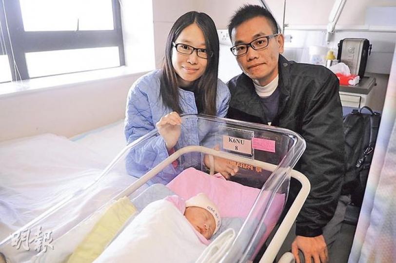 自小青梅竹馬的吳氏夫婦對女兒在元旦日誕生感驚喜,並祝願女兒身體健康,日後找到愛她一生一世的伴侶。(湯俊彥攝) 自小青梅竹馬的吳氏夫婦對女兒在元旦日誕生感驚喜,並祝願女兒身體健康,日後找到愛她一生一世的伴侶。(湯俊彥攝)