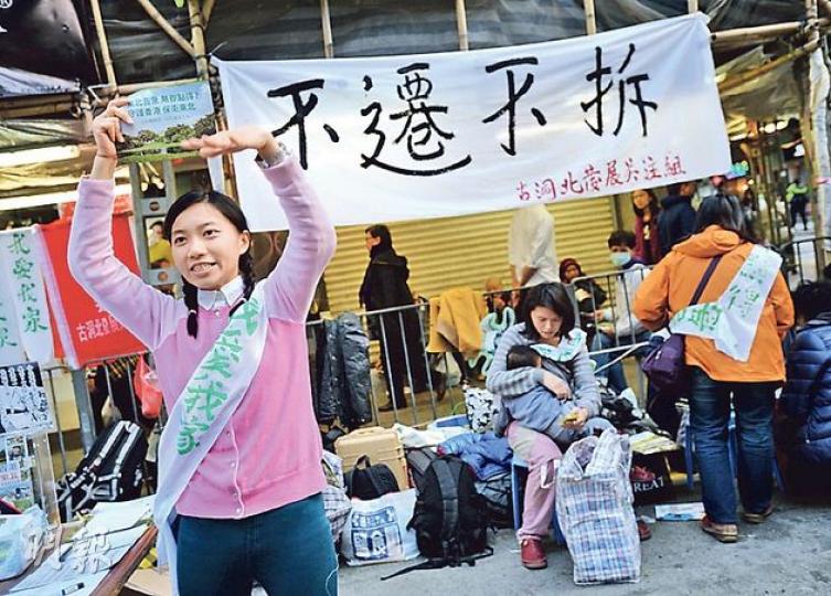 元旦遊行亦係唔少團體表達訴求嘅地方,好似反對發展新界東北嘅人亦有上街搞簽名爭取市民支持。(盧翊銘攝) 元旦遊行亦係唔少團體表達訴求嘅地方,好似反對發展新界東北嘅人亦有上街搞簽名爭取市民支持。(盧翊銘攝)