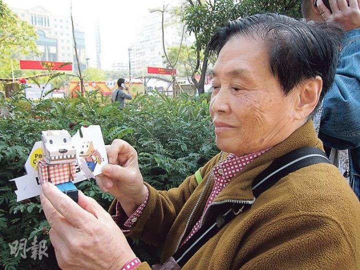 77歲嘅曾婆婆帶住民主黨派發嘅紙摺「路福西」公仔遊行,話希望行得一日就一日,想喺有生之年見到真正普選。(錢瑋琪攝)讀緊大專設計學系嘅朱同學,花咗幾晚用發泡膠、輕黏土等物料整咗梁振英模樣嘅頭,套喺「路福西」公仔上,佢希望遊行可以爭取無篩選嘅特首普選。(余俊亮攝)葉先生(左)話因為之前買唔到路福西公仔,所以前晚同太太(右)、囡囡(中)用咗幾個鐘,幫屋企隻狼公仔換上一身路福西裝束,等阿女遊行時唔使咁悶。(錢瑋琪攝)D100香港電台有主持人一擲3500蚊,製作一套「路福西」裝束兼老婆婆攬枕,吸引唔少市民 77歲嘅曾婆婆帶住民主黨派發嘅紙摺「路福西」公仔遊行,話希望行得一日就一日,想喺有生之年見到真正普選。(錢瑋琪攝)讀緊大專設計學系嘅朱同學,花咗幾晚用發泡膠、輕黏土等物料整咗梁振英模樣嘅頭,套喺「路福西」公仔上,佢希望遊行可以爭取無篩選嘅特首普選。(余俊亮攝)葉先生(左)話因為之前買唔到路福西公仔,所以前晚同太太(右)、囡囡(中)用咗幾個鐘,幫屋企隻狼公仔換上一身路福西裝束,等阿女遊行時唔使咁悶。(錢瑋琪攝)D100香港電台有主持人一擲3500蚊,製作一套「路福西」裝束兼老婆婆攬枕,吸引唔少市民