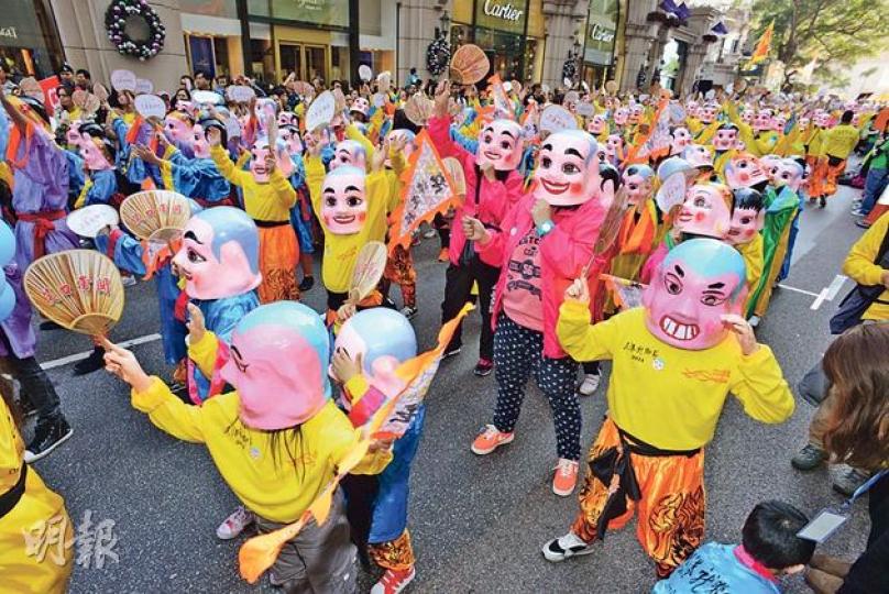 今年龍獅節以「開心佛」為主題,大會安排超過840名兒童扮演「開心大頭佛」助興,希望打破健力士世界紀錄。(陳淑安攝)第4屆龍獅節昨日在尖沙嘴廣東道舉行,除了大型龍獅隊伍巡遊外,更有多名兒童舉起小龍獅助興。(陳淑安攝) 今年龍獅節以「開心佛」為主題,大會安排超過840名兒童扮演「開心大頭佛」助興,希望打破健力士世界紀錄。(陳淑安攝)第4屆龍獅節昨日在尖沙嘴廣東道舉行,除了大型龍獅隊伍巡遊外,更有多名兒童舉起小龍獅助興。(陳淑安攝)