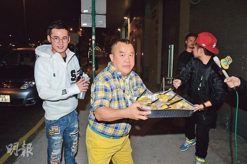 曾志偉親自請記者食魚蛋。(攝影﹕劉永銳、林祖傑、黃梓烜)江欣燕花心思以Maria造型亮相。(攝影﹕劉永銳、林祖傑、黃梓烜)周家蔚新年願望是為洪大仁添個妹妹。(攝影﹕劉永銳、林祖傑、黃梓烜)苟芸慧出席倒數活動後,趕往參加獎門人的派對。(攝影﹕劉永銳、林祖傑、黃梓烜)陳嘉桓扮到靚靚現身。(攝影﹕劉永銳、林祖傑、黃梓烜)阮兆祥帶媽咪參加派對。(攝影﹕劉永銳、林祖傑、黃梓烜) 曾志偉親自請記者食魚蛋。(攝影﹕劉永銳、林祖傑、黃梓烜)江欣燕花心思以Maria造型亮相。(攝影﹕劉永銳、林祖傑、黃梓烜)周家蔚新年願望是為洪大仁添個妹妹。(攝影﹕劉永銳、林祖傑、黃梓烜)苟芸慧出席倒數活動後,趕往參加獎門人的派對。(攝影﹕劉永銳、林祖傑、黃梓烜)陳嘉桓扮到靚靚現身。(攝影﹕劉永銳、林祖傑、黃梓烜)阮兆祥帶媽咪參加派對。(攝影﹕劉永銳、林祖傑、黃梓烜)