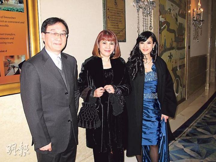 扒女李依琳(右)除夕夜陪父母一齊過,即遭母親林珍奇(中)乘機催婚。(攝影/記者﹕林蘊兒) 扒女李依琳(右)除夕夜陪父母一齊過,即遭母親林珍奇(中)乘機催婚。(攝影/記者﹕林蘊兒)