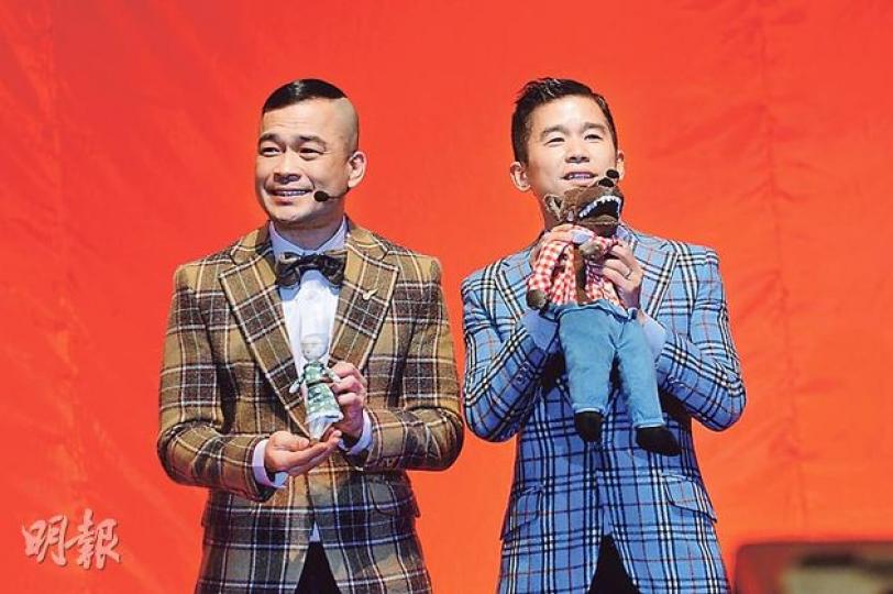 軟硬拿着路福西公仔搞gag笑爆全場。(攝影:鍾偉茵 孫華中 梁榮達) 軟硬拿着路福西公仔搞gag笑爆全場。(攝影:鍾偉茵 孫華中 梁榮達)