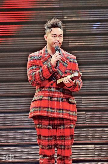 陳奕迅九度獲得「我最喜愛的男歌手」,他感慨自己39歲已老,更不開心自己昨晚演出不夠好。(攝影:鍾偉茵 孫華中 梁榮達)陳奕迅被男DJ圍住咀,表情多不情願。(攝影:鍾偉茵 孫華中 梁榮達)何韻詩首奪「我最喜愛的女歌手」,過往該獎一直是楊千嬅囊中物,想不到今年容祖兒在頒獎台遇上何韻詩,更被奪該獎。正如何韻詩在台上的得獎感言:「世事好得意。」(攝影:鍾偉茵 孫華中 梁榮達)(攝影:鍾偉茵 孫華中 梁榮達)銀獎﹕薛凱琪高舉女歌手獎座,表現激動。 (攝影:鍾偉茵 孫華中 梁榮達)銅獎﹕王菀之有獎在手感滿意 陳奕迅九度獲得「我最喜愛的男歌手」,他感慨自己39歲已老,更不開心自己昨晚演出不夠好。(攝影:鍾偉茵 孫華中 梁榮達)陳奕迅被男DJ圍住咀,表情多不情願。(攝影:鍾偉茵 孫華中 梁榮達)何韻詩首奪「我最喜愛的女歌手」,過往該獎一直是楊千嬅囊中物,想不到今年容祖兒在頒獎台遇上何韻詩,更被奪該獎。正如何韻詩在台上的得獎感言:「世事好得意。」(攝影:鍾偉茵 孫華中 梁榮達)(攝影:鍾偉茵 孫華中 梁榮達)銀獎﹕薛凱琪高舉女歌手獎座,表現激動。 (攝影:鍾偉茵 孫華中 梁榮達)銅獎﹕王菀之有獎在手感滿意
