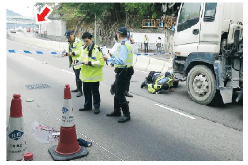 七旬翁未用百米外天橋(箭嘴示)過路,遭田螺車(右)撞倒不治,警員臨時封閉薄扶林道兩條行車線調查,現場遺下大灘血漬。(林智傑攝) 七旬翁未用百米外天橋(箭嘴示)過路,遭田螺車(右)撞倒不治,警員臨時封閉薄扶林道兩條行車線調查,現場遺下大灘血漬。(林智傑攝)