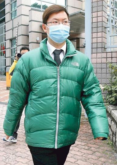 被告溫日文在監房度過聖誕與元旦,獲准保釋後在法院大樓內與妻子相擁而哭,互相安慰。他因6次在工作間非禮女下屬,被判囚21周,獲准保釋外出(圖)等候上訴。(李紹昌攝) 被告溫日文在監房度過聖誕與元旦,獲准保釋後在法院大樓內與妻子相擁而哭,互相安慰。他因6次在工作間非禮女下屬,被判囚21周,獲准保釋外出(圖)等候上訴。(李紹昌攝)