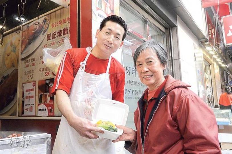 從賢哥(左)手中接過「愛心」切雞飯的婆婆,笑逐顏開,一面滿足。(湯俊彥攝)賢哥由去年12月31日起派飯,一連三日均吸引大批長者到飯店排隊。(湯俊彥攝) 從賢哥(左)手中接過「愛心」切雞飯的婆婆,笑逐顏開,一面滿足。(湯俊彥攝)賢哥由去年12月31日起派飯,一連三日均吸引大批長者到飯店排隊。(湯俊彥攝)