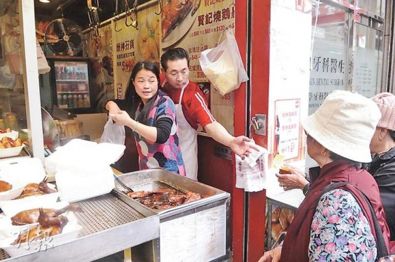 賢嫂(左)約7年前在賢哥工作的酒樓購買飯盒,結果結下「飯盒情緣」,兩夫妻互相扶持,一同經營燒臘飯店。(湯俊彥攝) 賢嫂(左)約7年前在賢哥工作的酒樓購買飯盒,結果結下「飯盒情緣」,兩夫妻互相扶持,一同經營燒臘飯店。(湯俊彥攝)