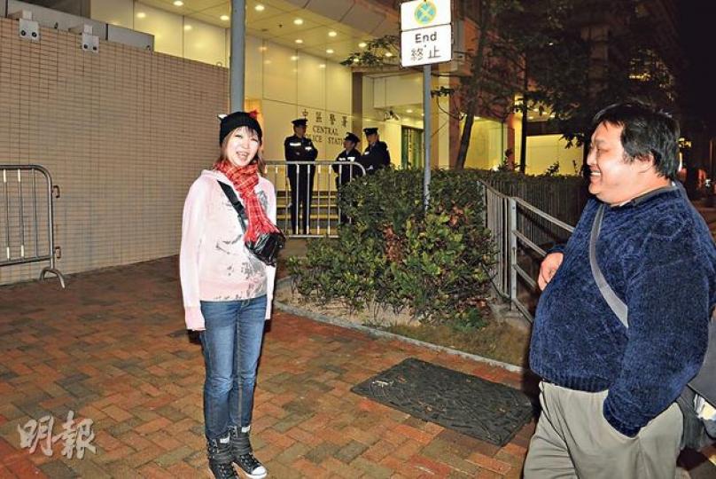 4名「香港人優先」成員涉擅闖中環軍營,在前日元旦大遊行前、後分別被捕,成員謝詠雯(左)和召集人張漢賢(右)前晚協助調查後獲准保釋候查。另前日「香港人優先」3男1女成員分別涉盜竊及在公眾地方行為不檢被捕,亦已獲准保釋。(蔡方山攝) 4名「香港人優先」成員涉擅闖中環軍營,在前日元旦大遊行前、後分別被捕,成員謝詠雯(左)和召集人張漢賢(右)前晚協助調查後獲准保釋候查。另前日「香港人優先」3男1女成員分別涉盜竊及在公眾地方行為不檢被捕,亦已獲准保釋。(蔡方山攝)