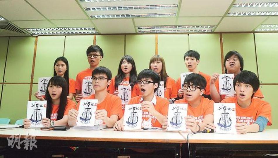 學民思潮昨建議透過議員辭職啟動「五區公投」,爭取全民提名。學民發言人黎汶洛(前排左二)說,他們非要分裂泛民。(陳淑安攝) 學民思潮昨建議透過議員辭職啟動「五區公投」,爭取全民提名。學民發言人黎汶洛(前排左二)說,他們非要分裂泛民。(陳淑安攝)