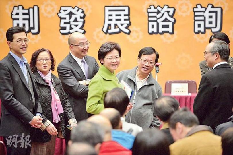 政務司長林鄭月娥(中)昨日與工聯會會面討論政改諮詢,會後被問及對元旦「全民投票」結果的看法時,她表示對日後政改的參考「或許沒有大幫助」。圖右為工聯會鄭耀棠,左為政制局長譚志源。(盧翊銘攝) 政務司長林鄭月娥(中)昨日與工聯會會面討論政改諮詢,會後被問及對元旦「全民投票」結果的看法時,她表示對日後政改的參考「或許沒有大幫助」。圖右為工聯會鄭耀棠,左為政制局長譚志源。(盧翊銘攝)