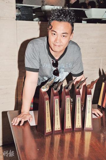 陳奕迅在商台叱咤樂壇頒獎禮中奪得5獎成大贏家,同樣亦惹起爭議之聲。(攝影﹕孫華中、梁榮達、鍾偉茵)Eason在前晚慶功宴上把獎項放在頭頂,認真夠出位。(攝影﹕孫華中、梁榮達、鍾偉茵)Eason兩度失手令獎座跌落地,「至尊唱片大獎」獎座更跌到損毁。(攝影﹕孫華中、梁榮達、鍾偉茵)何韻詩被指爆冷首度奪得「我最喜愛的女歌手獎」,她以平常心面對。(攝影﹕孫華中、梁榮達、鍾偉茵)俞琤珍惜梅艷芳是樂壇瑰寶,更希望阿梅精神可承傳下去。(攝影﹕孫華中、梁榮達、鍾偉茵) 陳奕迅在商台叱咤樂壇頒獎禮中奪得5獎成大贏家,同樣亦惹起爭議之聲。(攝影﹕孫華中、梁榮達、鍾偉茵)Eason在前晚慶功宴上把獎項放在頭頂,認真夠出位。(攝影﹕孫華中、梁榮達、鍾偉茵)Eason兩度失手令獎座跌落地,「至尊唱片大獎」獎座更跌到損毁。(攝影﹕孫華中、梁榮達、鍾偉茵)何韻詩被指爆冷首度奪得「我最喜愛的女歌手獎」,她以平常心面對。(攝影﹕孫華中、梁榮達、鍾偉茵)俞琤珍惜梅艷芳是樂壇瑰寶,更希望阿梅精神可承傳下去。(攝影﹕孫華中、梁榮達、鍾偉茵)