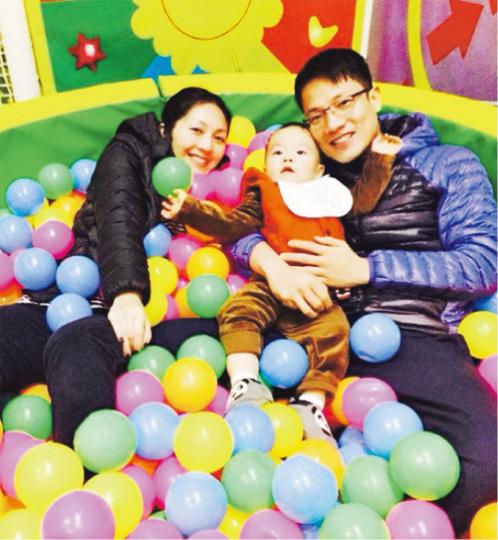 楊千嬅有最愛的老公丁子高與最愛的兒子Torres,一家三口玩波波池也是開心樂事。(微博圖片) 楊千嬅有最愛的老公丁子高與最愛的兒子Torres,一家三口玩波波池也是開心樂事。(微博圖片)