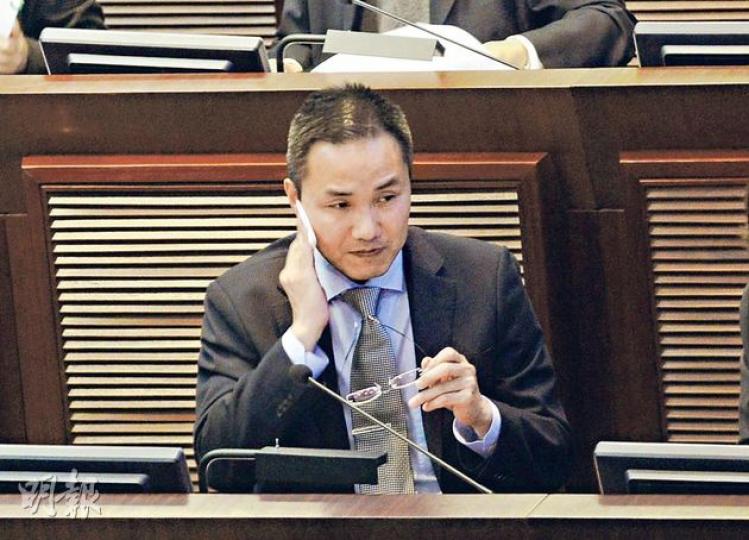 在立法會財委會工務小組委員會會議上,廣播處長鄧忍光遭建制派議員連番批評,一度除下眼鏡抹汗。他指如港台新大樓計劃推倒,要再花兩年重新招標,造價或較現時更高。(余俊亮攝)(明報製圖) 在立法會財委會工務小組委員會會議上,廣播處長鄧忍光遭建制派議員連番批評,一度除下眼鏡抹汗。他指如港台新大樓計劃推倒,要再花兩年重新招標,造價或較現時更高。(余俊亮攝)(明報製圖)