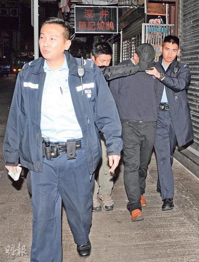 疑以「假大牛」付肉金的召妓南亞漢(蒙頭者)被捕後由警員押返警署扣查。(蔡方山攝)報警指嫖客以500元偽鈔付肉金的女子,事後由女警陪同到警署助查。(蔡方山攝) 疑以「假大牛」付肉金的召妓南亞漢(蒙頭者)被捕後由警員押返警署扣查。(蔡方山攝)報警指嫖客以500元偽鈔付肉金的女子,事後由女警陪同到警署助查。(蔡方山攝)