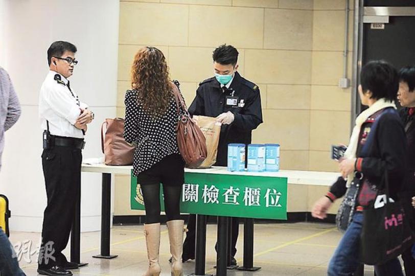 海關大舉打擊水貨活動期間,本報記者昨午目擊一名中年女子攜帶超過7罐奶粉企圖在羅湖闖關,被關員當場截獲拘捕。(衛永康攝)海關連續兩日打擊奶粉走私,共拘捕64名水貨客,全被押往打鼓嶺警署扣查。(衛永康攝)(明報製圖) 海關大舉打擊水貨活動期間,本報記者昨午目擊一名中年女子攜帶超過7罐奶粉企圖在羅湖闖關,被關員當場截獲拘捕。(衛永康攝)海關連續兩日打擊奶粉走私,共拘捕64名水貨客,全被押往打鼓嶺警署扣查。(衛永康攝)(明報製圖)