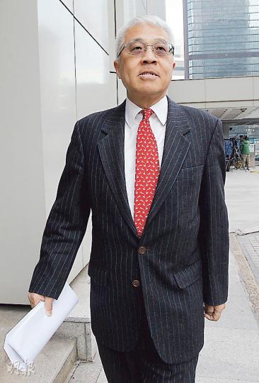 霍震霆的代表律師何文基(圖)昨表示,霍家商討「再次和解」進度非常緩慢,「無個老人家出面好難」。(李紹昌攝) 霍震霆的代表律師何文基(圖)昨表示,霍家商討「再次和解」進度非常緩慢,「無個老人家出面好難」。(李紹昌攝)