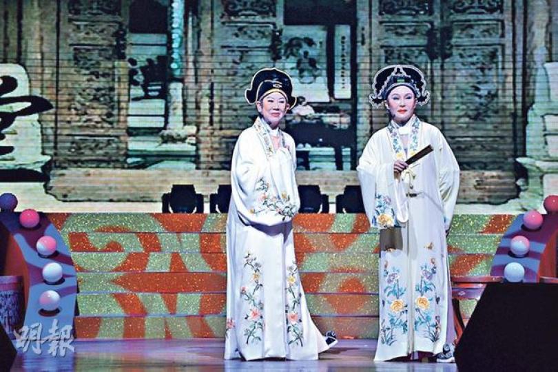 凌波(左)與胡錦合演梁山白與祝英台,前晚在新光戲院開鑼。(攝影/記者﹕陳釗)胡錦穿上紅色晚裝,大唱黃梅調。(攝影/記者﹕陳釗) 凌波(左)與胡錦合演梁山白與祝英台,前晚在新光戲院開鑼。(攝影/記者﹕陳釗)胡錦穿上紅色晚裝,大唱黃梅調。(攝影/記者﹕陳釗)