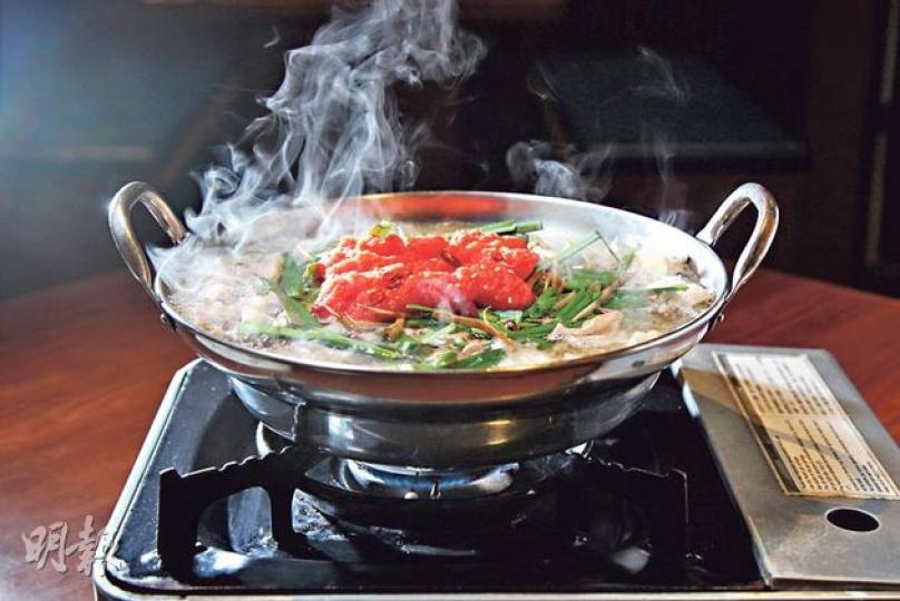 博多明太子牛腸鍋——餐廳主打九州料理,當然有供應這道九州傳統鍋物。採用油香豐盛的澳洲和牛腸,配以明太子、時蔬與鹽味湯底,脂香、鹹香甚吸引。($198,C)(林俊源攝)寒鰤魚豆乳骨膠原鍋——餐廳自製骨膠原球,以雞骨熬煮十多小時,冷卻凝固成啫喱狀骨膠原球。將之加入火鍋,待其溶於湯底,據指有美容之效。(*$198,C)(林俊源攝)博多雲糖鍋配鹿兒島產黑豚肉——雲糖鍋名字漂亮,賣相亦相當別致。餐廳月前推出,並特別設置棉花糖機,打出一圈圈「新鮮」棉花糖,將之鋪在配料上,把鍋加熱,「雲糖」的甜香與肉香交融。 博多明太子牛腸鍋——餐廳主打九州料理,當然有供應這道九州傳統鍋物。採用油香豐盛的澳洲和牛腸,配以明太子、時蔬與鹽味湯底,脂香、鹹香甚吸引。($198,C)(林俊源攝)寒鰤魚豆乳骨膠原鍋——餐廳自製骨膠原球,以雞骨熬煮十多小時,冷卻凝固成啫喱狀骨膠原球。將之加入火鍋,待其溶於湯底,據指有美容之效。(*$198,C)(林俊源攝)博多雲糖鍋配鹿兒島產黑豚肉——雲糖鍋名字漂亮,賣相亦相當別致。餐廳月前推出,並特別設置棉花糖機,打出一圈圈「新鮮」棉花糖,將之鋪在配料上,把鍋加熱,「雲糖」的甜香與肉香交融。