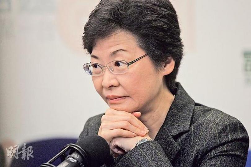 政務司長林鄭月娥昨在商台《政經星期六》表示,自去年公布貧窮線後,政府正努力研究措施,以協助本港的低收入人士,相信短期內會公布。(李紹昌攝) 政務司長林鄭月娥昨在商台《政經星期六》表示,自去年公布貧窮線後,政府正努力研究措施,以協助本港的低收入人士,相信短期內會公布。(李紹昌攝)