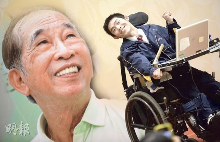 司徒華基金「好學生•好老師」頒獎典禮上,郭鎮海(右)笑容滿臉,表現得非常開心,雖然郭失去語言能力,但可以小鍵盤操控電腦發聲,他現時一分鐘可以輸入約4個中文字,在應付功課上需比正常同學花多數倍時間。圖左為頒獎台背景的司徒華肖像。(余俊亮攝) 司徒華基金「好學生•好老師」頒獎典禮上,郭鎮海(右)笑容滿臉,表現得非常開心,雖然郭失去語言能力,但可以小鍵盤操控電腦發聲,他現時一分鐘可以輸入約4個中文字,在應付功課上需比正常同學花多數倍時間。圖左為頒獎台背景的司徒華肖像。(余俊亮攝)