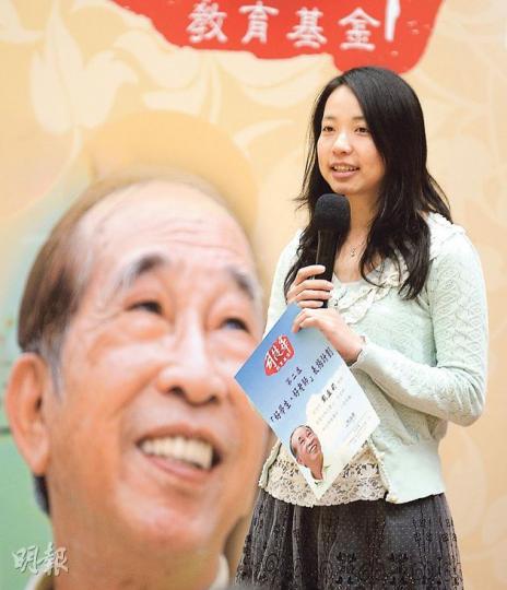 第2屆「好學生.好老師」計劃一共表揚5名有愛心的教師,戴盈莉自小以司徒華作榜樣,以同理心和真誠對待學生,雖因先天性骨骼病時刻受苦,但仍樂觀積極,並分享親身經歷,勸勉學生珍惜光陰。(余俊亮攝) 第2屆「好學生.好老師」計劃一共表揚5名有愛心的教師,戴盈莉自小以司徒華作榜樣,以同理心和真誠對待學生,雖因先天性骨骼病時刻受苦,但仍樂觀積極,並分享親身經歷,勸勉學生珍惜光陰。(余俊亮攝)