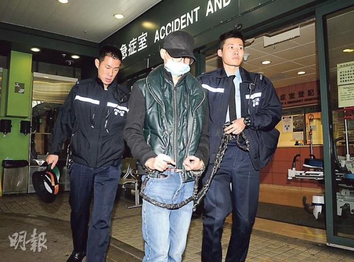 男子疑因感情及金錢問題,在公園內與年齡相距逾20年的已婚女友爭執,事後涉嫌以生果刀刺傷女友被捕。(蔡方山攝) 男子疑因感情及金錢問題,在公園內與年齡相距逾20年的已婚女友爭執,事後涉嫌以生果刀刺傷女友被捕。(蔡方山攝)