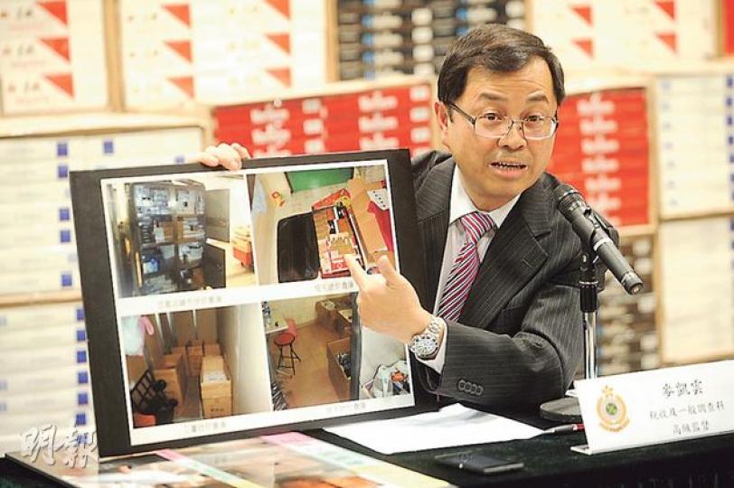 香港海關稅收及一般調查科高級監督麥凱雲在記者會中,展示貨車內藏私煙夾層的照片。(鍾炳然攝) 香港海關稅收及一般調查科高級監督麥凱雲在記者會中,展示貨車內藏私煙夾層的照片。(鍾炳然攝)