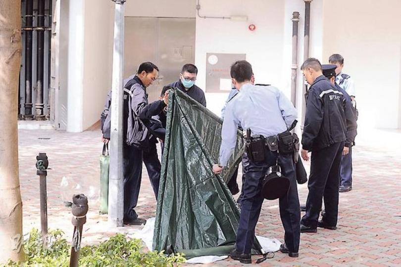 死者丈夫(左二)趕到現場見妻子最後一面。(湯俊彥攝) 死者丈夫(左二)趕到現場見妻子最後一面。(湯俊彥攝)
