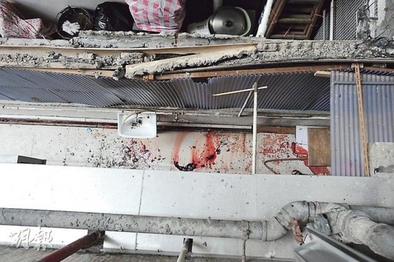 一名受學業及感情問題困擾的13歲女童在寓所留下遺書後攀窗墮樓死亡,現場大廈天井遺下大灘血漬。(樊銳昌攝)問題困擾跳樓自殺的13歲女童屍體由醫護人員舁送停屍間。(鍾炳然攝)(明報製圖) 一名受學業及感情問題困擾的13歲女童在寓所留下遺書後攀窗墮樓死亡,現場大廈天井遺下大灘血漬。(樊銳昌攝)問題困擾跳樓自殺的13歲女童屍體由醫護人員舁送停屍間。(鍾炳然攝)(明報製圖)