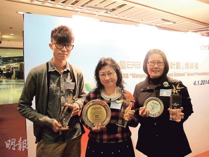 陳潤萍(中)在丈夫死後獨力償還債務,獲僱員再培訓局頒發「EDB傑出學員獎」和「最觸動人心奮鬥故事獎」。獲得「EDB傑出學員獎」的還有努力抗癌的單親媽媽馮經蓮(右)和克服讀寫障礙努力進修的鍾沚良(左)。(周翠怡攝) 陳潤萍(中)在丈夫死後獨力償還債務,獲僱員再培訓局頒發「EDB傑出學員獎」和「最觸動人心奮鬥故事獎」。獲得「EDB傑出學員獎」的還有努力抗癌的單親媽媽馮經蓮(右)和克服讀寫障礙努力進修的鍾沚良(左)。(周翠怡攝)