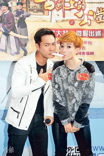 郭晉安與王君馨玩遊戲為劇集谷宣傳。(攝影/記者﹕陳釗)鄭俊弘人氣爆燈,昨日現身尖沙嘴宣傳劇集,現場有不少粉絲舉牌支持。(攝影/記者﹕陳釗) 郭晉安與王君馨玩遊戲為劇集谷宣傳。(攝影/記者﹕陳釗)鄭俊弘人氣爆燈,昨日現身尖沙嘴宣傳劇集,現場有不少粉絲舉牌支持。(攝影/記者﹕陳釗)