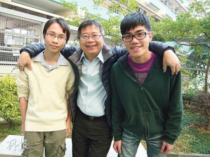 廠商會中學校長麥耀光(中)知道林道憂(左)及李文峰(右)要幫補家計,邀請他們分別回母校替師弟妹補習,及替該校寫網頁,學以致用。(蔡瑤攝) 廠商會中學校長麥耀光(中)知道林道憂(左)及李文峰(右)要幫補家計,邀請他們分別回母校替師弟妹補習,及替該校寫網頁,學以致用。(蔡瑤攝)