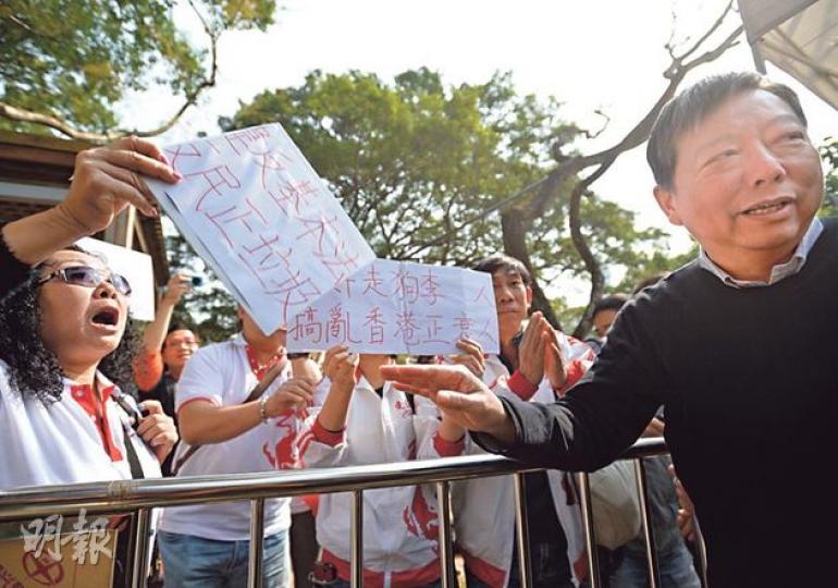 工黨李卓人(右)噚日去城市論壇做嘉賓,被約10個愛港力成員狙擊,大鬧佢「漢奸走狗」,雖然李卓人唔出聲,但愛港力成員就追足佢幾條街嚟鬧。(盧翊銘攝) 工黨李卓人(右)噚日去城市論壇做嘉賓,被約10個愛港力成員狙擊,大鬧佢「漢奸走狗」,雖然李卓人唔出聲,但愛港力成員就追足佢幾條街嚟鬧。(盧翊銘攝)