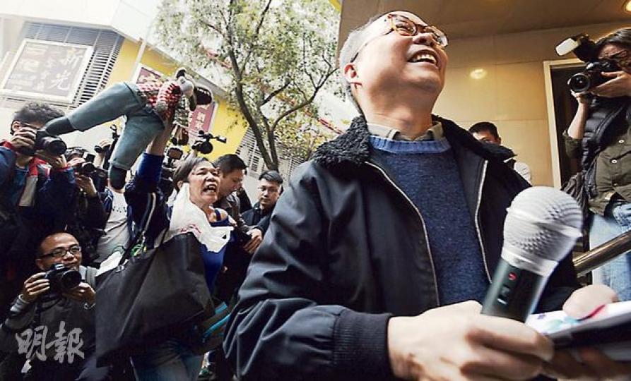 政制及內地事務局副局長劉江華(右一)到南區向市民派政改諮詢宣傳單張,開始不久便遇上手持毛公仔「路福西(前稱路姆西)」的「女長毛」雷玉蓮(左二)高呼「假諮詢」示威,要前行10多步避開。(余俊亮攝)政制及內地事務局長譚志源(右)向巢氏兩父女(左、中)講解政改,巢先生擔心特首選舉將設篩選,其女兒則希望普選產生的特首能關注教育議題。(余俊亮攝) 政制及內地事務局副局長劉江華(右一)到南區向市民派政改諮詢宣傳單張,開始不久便遇上手持毛公仔「路福西(前稱路姆西)」的「女長毛」雷玉蓮(左二)高呼「假諮詢」示威,要前行10多步避開。(余俊亮攝)政制及內地事務局長譚志源(右)向巢氏兩父女(左、中)講解政改,巢先生擔心特首選舉將設篩選,其女兒則希望普選產生的特首能關注教育議題。(余俊亮攝)