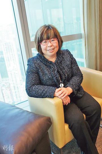 養和醫院護理總監文保蓮(圖)表示,為配合醫院未來擴展,她預計每年增聘100人,學護畢業生可填補需求。(梁杏怡攝)(明報製圖) 養和醫院護理總監文保蓮(圖)表示,為配合醫院未來擴展,她預計每年增聘100人,學護畢業生可填補需求。(梁杏怡攝)(明報製圖)