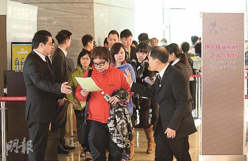 屯門瓏門2期昨再推188伙,九時半起開售,半日內全數沽清。發展商即日「晒冷」以原價盡推餘貨188伙,計入最高折扣約11.3%後,實用平均呎價為9700元。(何建邦攝)瓏門II買家﹕持31號籌、以400餘萬元購入H單位的買家陸先生稱,他年前亦有入票買瓏門1期,但卻落空而回。他說,選擇該盤是因為同區二手屋苑呎價亦要9000元,因此寧願買新樓。(何建邦攝)瓏門II買家﹕持頭籌、年約30歲的年輕上車客楊先生以折實價約480萬元購入6座中高層一個兩房戶,他表示選擇瓏門是因為該盤地點方便以及配套好,又稱價錢 屯門瓏門2期昨再推188伙,九時半起開售,半日內全數沽清。發展商即日「晒冷」以原價盡推餘貨188伙,計入最高折扣約11.3%後,實用平均呎價為9700元。(何建邦攝)瓏門II買家﹕持31號籌、以400餘萬元購入H單位的買家陸先生稱,他年前亦有入票買瓏門1期,但卻落空而回。他說,選擇該盤是因為同區二手屋苑呎價亦要9000元,因此寧願買新樓。(何建邦攝)瓏門II買家﹕持頭籌、年約30歲的年輕上車客楊先生以折實價約480萬元購入6座中高層一個兩房戶,他表示選擇瓏門是因為該盤地點方便以及配套好,又稱價錢