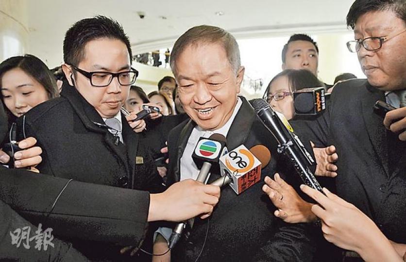 電能主席霍建寧後步出會場時遭大批傳媒包圍追訪,他坦言會上很多小股東不明白交易詳情,但強調分拆後電能將能持有600億至700億元的現金,電能今年分派的股息不會比去年少。(余俊亮攝) 電能主席霍建寧後步出會場時遭大批傳媒包圍追訪,他坦言會上很多小股東不明白交易詳情,但強調分拆後電能將能持有600億至700億元的現金,電能今年分派的股息不會比去年少。(余俊亮攝)