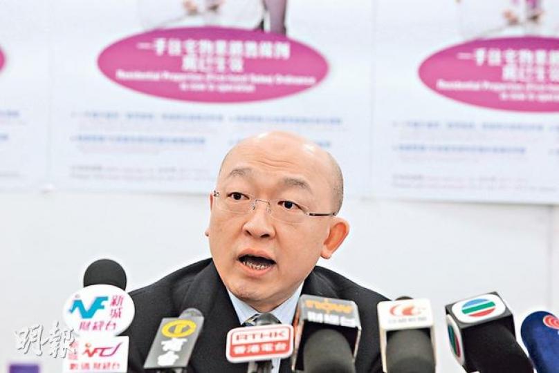 銷監局專員馮建業在記者會上卻舉出6項「不鼓勵」或有危險違反一手新例之售樓手法,當中包括發展商不應公布平均折實呎價。(李澤彤攝) 銷監局專員馮建業在記者會上卻舉出6項「不鼓勵」或有危險違反一手新例之售樓手法,當中包括發展商不應公布平均折實呎價。(李澤彤攝)