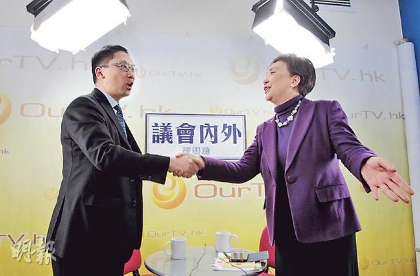 民主黨主席劉慧卿(右)昨在網台節目訪問律政司長袁國強(左)。節目中劉慧卿指袁說法「九唔搭八」,袁反駁對方「本末倒置」,一度激辯,但錄影前後氣氛甚好。(李澤彤攝) 民主黨主席劉慧卿(右)昨在網台節目訪問律政司長袁國強(左)。節目中劉慧卿指袁說法「九唔搭八」,袁反駁對方「本末倒置」,一度激辯,但錄影前後氣氛甚好。(李澤彤攝)