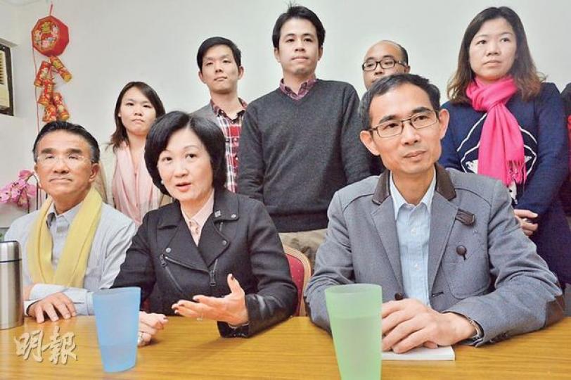 新民黨主席葉劉淑儀(前排中)和常務副主席田北辰(前排左),昨與公民力量執委會主席潘國山(前排右)及該組織多名區議員會面,會後潘國山說,公民力量19名區議員決定加入新民黨。(鄧宗弘攝) 新民黨主席葉劉淑儀(前排中)和常務副主席田北辰(前排左),昨與公民力量執委會主席潘國山(前排右)及該組織多名區議員會面,會後潘國山說,公民力量19名區議員決定加入新民黨。(鄧宗弘攝)