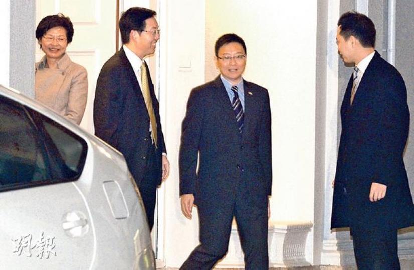 政務司長林鄭月娥(左一)昨晚在山頂官邸宴請17名立法會議員商討政改,出席議員包括保險界議員陳健波(左二)、公民黨陳家洛(右二)及其黨友法律界議員郭榮鏗(右一)等。(劉焌陶攝) 政務司長林鄭月娥(左一)昨晚在山頂官邸宴請17名立法會議員商討政改,出席議員包括保險界議員陳健波(左二)、公民黨陳家洛(右二)及其黨友法律界議員郭榮鏗(右一)等。(劉焌陶攝)