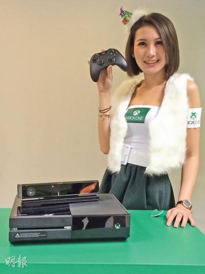 Xbox One的美國版售價為499美元,香港暫時只有水貨,約售5000港元。(簡一鋒攝)全新的Kinect 功能比上一代更強,準確度亦更高。(簡一鋒攝)主頁面與Win 8界面大同小異。(簡一鋒攝)「Snap」既能快速切換功能,亦可將畫面分割,讓你一邊打機一邊睇電視。(簡一鋒攝)Xbox Fitness是Xbox免費提供的其中一款健身教學app,可透過Kinect檢測動作是否準確。(簡一鋒攝) Xbox One的美國版售價為499美元,香港暫時只有水貨,約售5000港元。(簡一鋒攝)全新的Kinect 功能比上一代更強,準確度亦更高。(簡一鋒攝)主頁面與Win 8界面大同小異。(簡一鋒攝)「Snap」既能快速切換功能,亦可將畫面分割,讓你一邊打機一邊睇電視。(簡一鋒攝)Xbox Fitness是Xbox免費提供的其中一款健身教學app,可透過Kinect檢測動作是否準確。(簡一鋒攝)