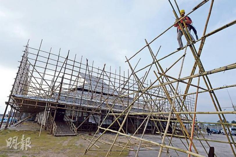 今年西九大戲棚移師西九海濱長廊舉行,以雙竹搭建「大圓環」藝術裝置圍繞嘅戲棚,趕及下周五開鑼前竣工。(葉家豪攝) 今年西九大戲棚移師西九海濱長廊舉行,以雙竹搭建「大圓環」藝術裝置圍繞嘅戲棚,趕及下周五開鑼前竣工。(葉家豪攝)