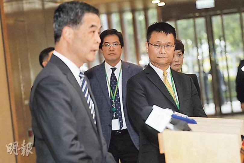 特首辦新聞統籌專員馮煒光(右)上任後極少蒲頭,Emily噚日等行會開會時見到佢,想同佢打個招呼,點知佢全程睇實梁振英(左)講嘢,跟住急急腳跟老細返上樓,現場咁多記者行家都唔認識下。(李紹昌攝) 特首辦新聞統籌專員馮煒光(右)上任後極少蒲頭,Emily噚日等行會開會時見到佢,想同佢打個招呼,點知佢全程睇實梁振英(左)講嘢,跟住急急腳跟老細返上樓,現場咁多記者行家都唔認識下。(李紹昌攝)