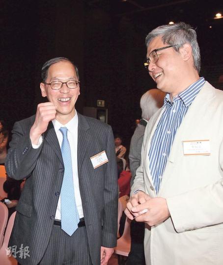 扶貧委員會昨日公布「築福香港」詳情,民政事務局長曾德成(左)強調活動並非「家是香港」的延續。(林俊源攝)(明報製圖) 扶貧委員會昨日公布「築福香港」詳情,民政事務局長曾德成(左)強調活動並非「家是香港」的延續。(林俊源攝)(明報製圖)