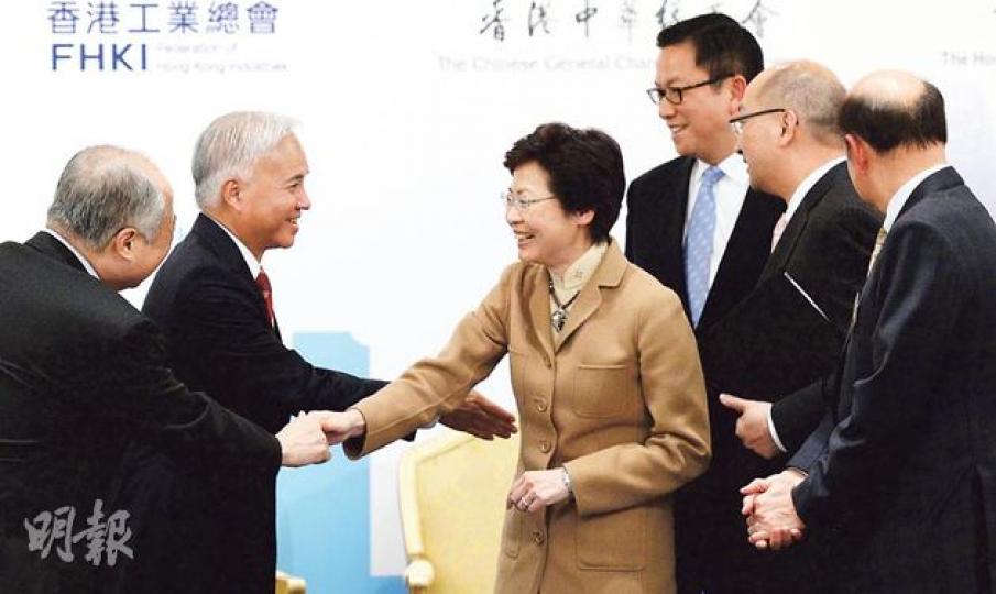 「政改三人組」昨日一同出席五大商會舉辦政改諮詢論壇,政務司長林鄭月娥(中)等官員聽取商界對政改意見。林太說,政府有誠意聽取各界意見,希望可根據五部曲程序落實2017年普選特首。(劉焌陶攝) 「政改三人組」昨日一同出席五大商會舉辦政改諮詢論壇,政務司長林鄭月娥(中)等官員聽取商界對政改意見。林太說,政府有誠意聽取各界意見,希望可根據五部曲程序落實2017年普選特首。(劉焌陶攝)