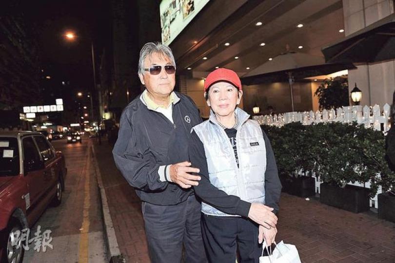 金漢(左)與凌波(右)對於六叔離世感到悲傷。(攝影:鍾偉茵) 金漢(左)與凌波(右)對於六叔離世感到悲傷。(攝影:鍾偉茵)